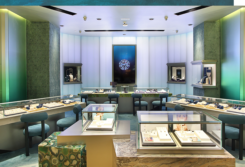 In synergy with its theme and prime location, the new Concept Store re-creates the turquoise ocean through its interior decoration, setting off a wide range of dazzling jewellery and bringing a sensory surprise to customers, just like a treasure chest for Hong-Kongers.