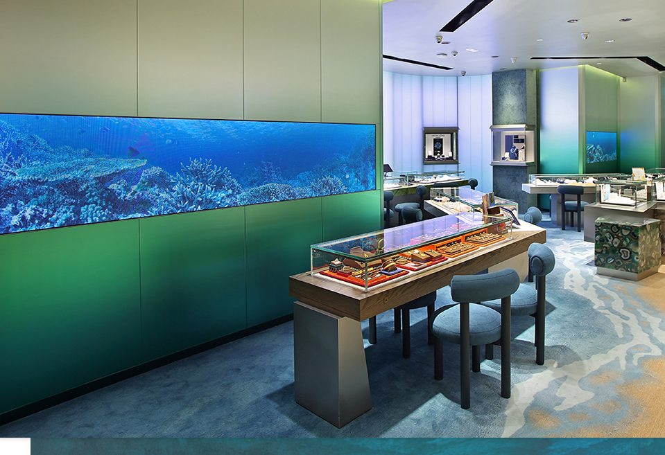 店內牆身及地毯更注入海浪的影像，令每位進入店內的顧客仿如置身美麗的汪洋大海之中，而周生生就像是藏於深海中、盛載著珍貴珠寶的寶箱。海底世界中的生物多樣性就如同大自然天賜的各種瑰寶，每一種瑰寶除了材質及顏色獨特，背後都有著自己的價值及意義象徵，值得好好保護。